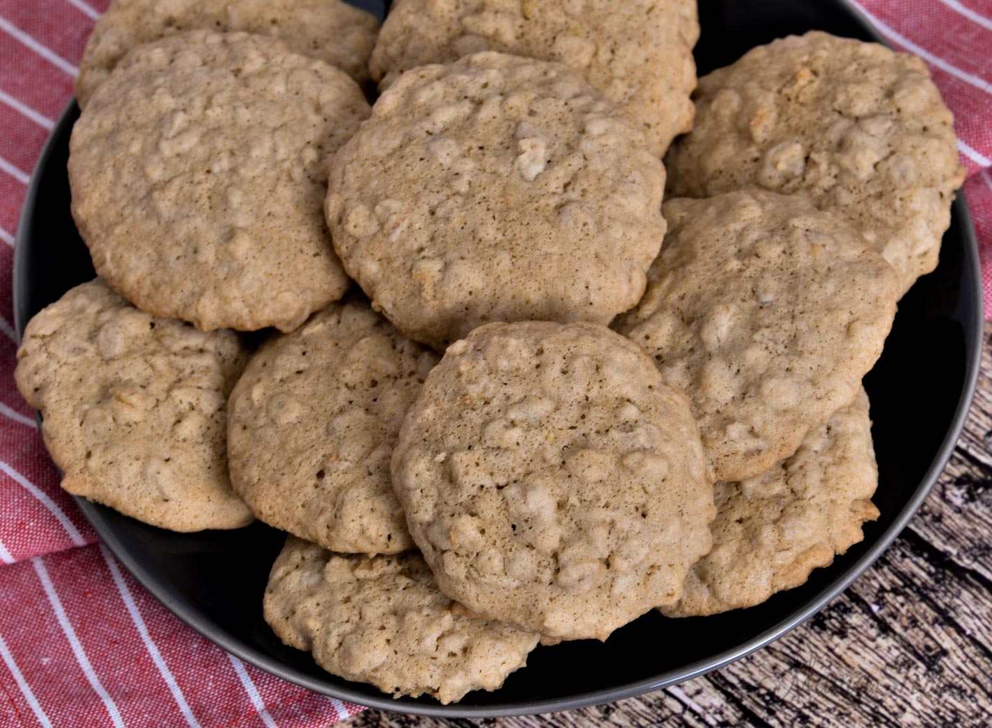 A plate of yummy oatmeal cookies.