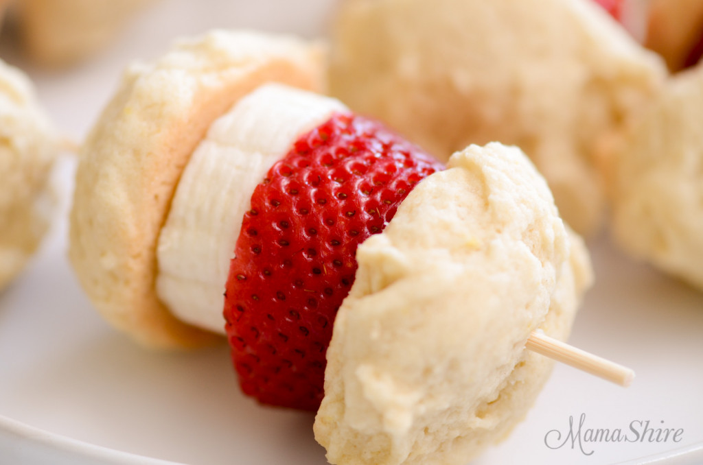 Skewer with vanilla wafer cookies and slices of banana and strawberry.